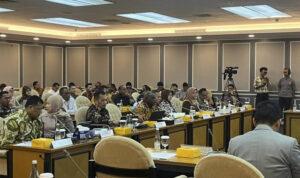 "Natalius Pigai: 'Saya Terkenal karena Visi, Bukan untuk Merusak' dalam Rapat Bersama DPR"