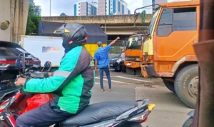 Kucing-kucingan dengan Petugas, Pak Ogah di Cengkareng Manfaatkan Penutupan Jalan Jalur Protokol kexjrqgrmjfvhjyyfv
