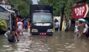 Senyum Bocah SD di Balik Jeruji Mobil Satpol PP: Bukan Terjaring Razia, Tapi Menembus Banjir kfjepmnaahhwhk