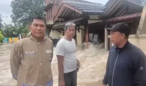 BPBD Kota Tangerang Evakuasi Warga Griya Permai Setelah Tanggul Belakang Rumah Jebol/Meluap kfmfakspqyrpqaka ()
