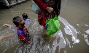 Potret Banjir Jakarta 2026: Jasa Gerobak Motor, Larisnya Jas Hujan, dan Kabar Duka kfmgpjbddyjvkmvs