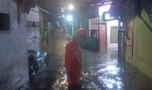 Jakarta Dikepung Banjir: 45 RT Terendam hingga 1,7 Meter dan 13 Ruas Jalan Lumpuh kkceqvxqbhjrqs