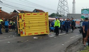 Abaikan Lampu Merah, Truk Hantam Revo dan Mio di Jalan Bandung-Cirebon: Satu Luka Berat kmamqehjmfbfmexm