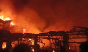 Kebakaran Hebat di Pasar Segiri, Petugas Damkar Berjibaku di Lorong Sempit Selama 2 Jam kmkvmmacxnngnbmcxgbhry