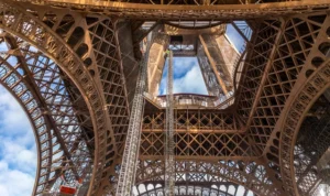 Menara Eiffel Ditutup Sementara Usai Pria Panjat dan Kibarkan Bendera AS knmscsqjvhtvzwy