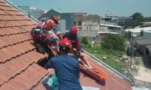 Kejang Mendadak, Seorang Pria di Jakarta Barat Ditemukan Tewas di Atas Atap Warga knaycjqdmbanqrbzz