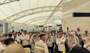 Jelang Kedatangan Jemaah, Petugas Haji Gelar Orientasi Lapangan di Bandara Madinah kpqnbpyknqhysrartbpx