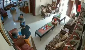 Rekaman CCTV Ungkap Detik-Detik Perampokan Sadis di Rumbai, Korban Dihantam Balok Kayu kqeqvwxygtfkvfkarkxw