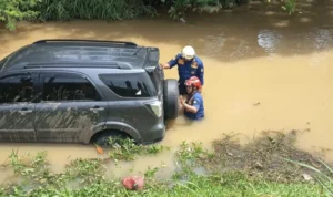 Diduga Sopir Mengantuk, Sebuah Mobil Nyemplung ke Kali M1 Tangerang kqvhkwbepgxfjgcaf