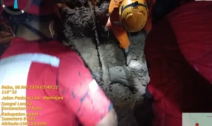 Longsor di Agam Sumbar Timbun 3 Rumah: Satu Warga Tewas dan Enam Orang Luka-Luka kqxhywaeetytycqhvkkc