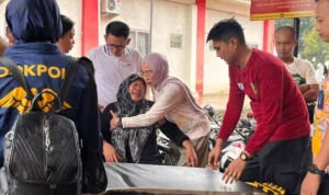 Suasana Haru di RS Bhayangkara: Ibu dan Istri Tak Kuasa Lepas Kepergian Brigpol Arya Supena krmpntqeervrtwpwh