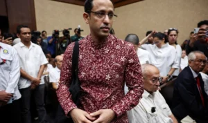 Tangis Nadiem Makarim Pecah di Pelukan Istri Usai Dituntut 18 Tahun Penjara krgefreymjqxrctkwjrr