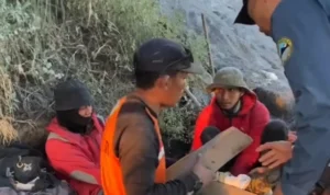 Ditemukan di Ketinggian 2.500 Mdpl, Pendaki Ilegal yang Terluka di Semeru Berhasil Dibawa Turun kvbjkxfttqmecfgs