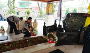 Kapolri Serap Nilai Perjuangan Pendiri Bangsa Lewat Ziarah ke Makam Mantan Presiden kvhvpqvafghcc