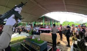 Penuh Haru! Briptu Anumerta Nopandri Dimakamkan Secara Kedinasan Polri di Katingan kwrethysyahwrryfne