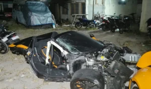 Heboh! McLaren Tabrak Tiang Listrik Hingga Terbelah Dua, Pengemudi Angkat Bicara kxttzagfezashedgm