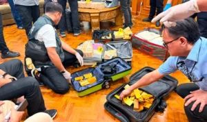 Usai Penggeledahan, Koper Bertuliskan '25 Batang Emas 1 Kg' Dibawa ke Polda Metro kxaswmafanmrpvkr