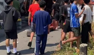 Diduga Gangguan Rem, Truk Hantam Kendaraan hingga Terjun dari Flyover kyepnjzcyswayxzmn ()