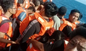Detik-Detik KM Sentosa 2 Terbakar di Laut, Tugboat Bergerak Selamatkan Penumpang kzvhgajbxpbfjfath
