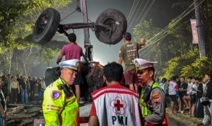 Detik-Detik Truk Oleng di JLS Salatiga, Tiga Motor Dihantam hingga 1 Orang Tewas kzwkaecvbjvxkpa