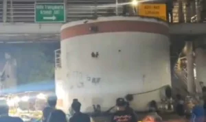 Tiga Jam Bikin Macet, Truk Trailer Nyangkut di JPO Kramat Jati Tuai Respons Pramono mvvnjnkxhpc