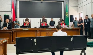 Tertunduk di Kursi Terdakwa, Taufik Hidayat Jalani Sidang Perdana Kasus YTR mrccefyrfjagsqywzs