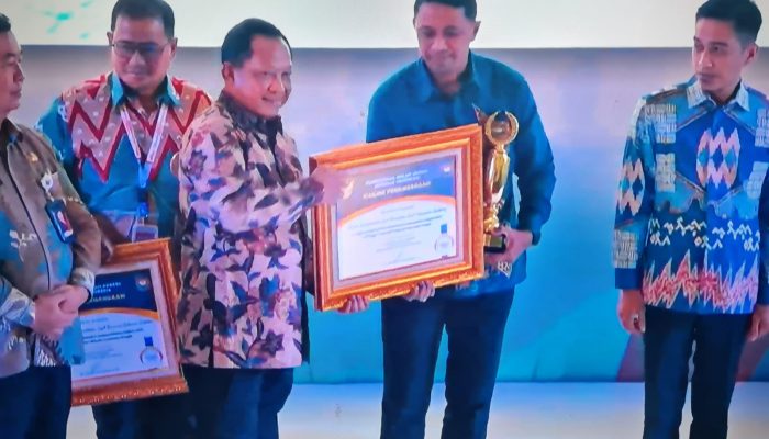 Disdukcapil Buleleng Raih Penghargaan Aktivasi IKD Tertinggi Dari Kemendagri