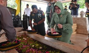 Kunjungan Ke Blitar, Pangdam Brawijaya Bersama Ketua Persit KCK PD V/Brawijaya Beri Pembekalan Istri Prajurit Hingga Ziarah Ke Makam Bung Karno