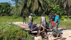 1. Gotong-Royong, Satgas Yonif 512 Perbaiki Jembatan Bersama Warga
