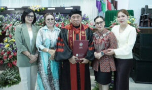 Pendidikan Tanpa Batas Usia, Bupati Minahasa Robby Dondokambey Diwisuda Jadi Doktor x