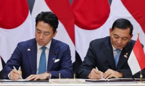 Menteri Pertahanan RI Sjafrie Sjamsoeddin (kanan) dalam penandatanganan Defense Cooperation Agreement (DCA) dengan Menteri Pertahanan Jepang Shinjiro Koizumi (kiri) di kantor Kementerian Pertahanan (Kemhan), Jakarta Pusat, Senin, 4 Mei 2026. (Foto: Tim Media Kemhan) WhatsApp Image at ()