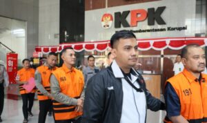Bupati Anom bersama tersangka lain dalam OTT Bupati Pemalang Humas KPK