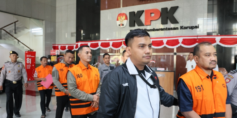 Bupati Anom bersama tersangka lain dalam OTT Bupati Pemalang Humas KPK