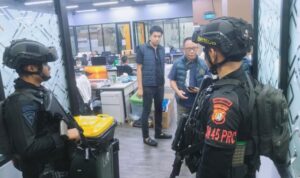 Satuan Brimob Polda Metro Jaya dikerahkan saat tim gabungan Bareskrim Polri dan Polda Metro Jaya membongkar aktivitas judi online (judol) di perkantoran di kawasan Hayam Wuruk, Jakarta Barat pada Sabtu, 9 Mei 2026 (Foto: Bid Humas Polda Metro Jaya) hh
