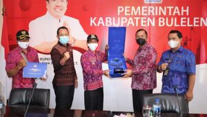Wabup Buleleng Sutjidra Serahkan Trofi Proklim Utama Kementerian LHK Kepada Perbekel Wanagiri