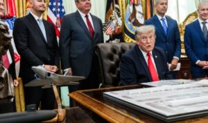 Trump Mendadak Tinggalkan Pesawat Kepresidenan, Ancaman Iran Jadi Sorotan PMR