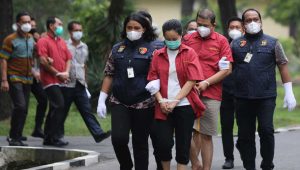 Polisi menggiring tersangka penjualan vaksin COVID-19 ilegal saat rilis kasus di Polda Sumatera Utara, Medan, Sumatera Utara, Jumat (21/5/2021).