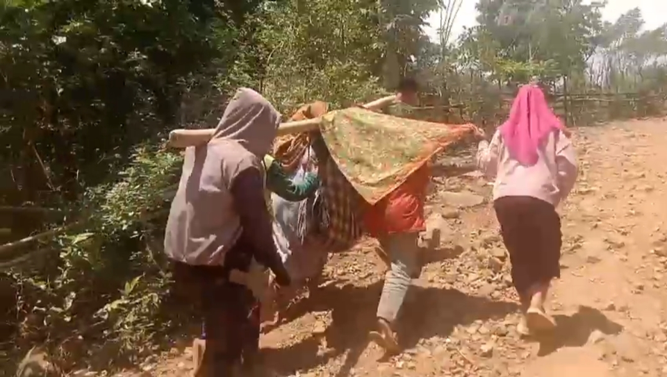Ibu Hamil Ditandu 7 Km di Maros, Jalan Rusak Parah Hambat Akses Kesehatan