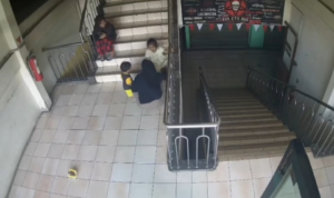 Heboh di Plaza Ciputat! Kalung Emas Bocah Raib Dicuri Perempuan Bawa Anak