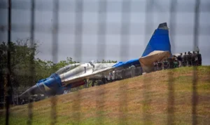 Pesawat Sukhoi Bermasalah Saat Pengereman, Awak Selamat dan Pesawat Dievakuasi x