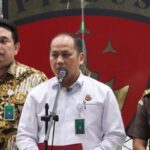 Kepala Pusat Penerangan Hukum (Kapuspenkum) Kejaksaan Agung Anang Supriatna (tengah) Puspenkum Kejagung