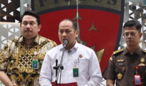 Kepala Pusat Penerangan Hukum (Kapuspenkum) Kejaksaan Agung Anang Supriatna (tengah) Puspenkum Kejagung