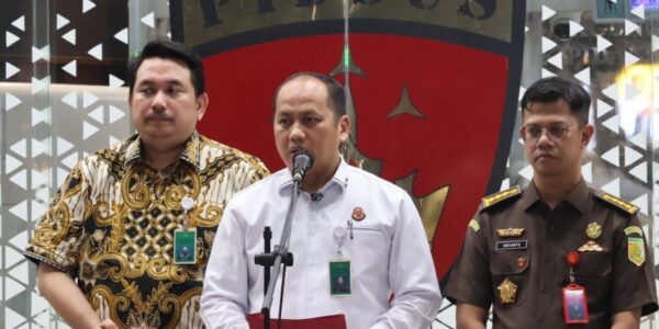 Kepala Pusat Penerangan Hukum (Kapuspenkum) Kejaksaan Agung Anang Supriatna (tengah) Puspenkum Kejagung