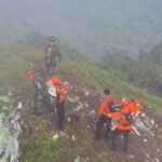 penampakan badan dan ekor pesawat atr ditemukan di lereng gunung bulusaraung tertutup kabut