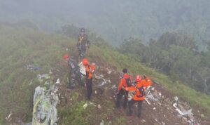 penampakan badan dan ekor pesawat atr ditemukan di lereng gunung bulusaraung tertutup kabut