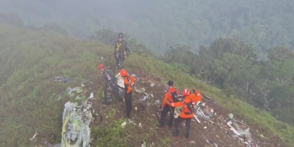 penampakan badan dan ekor pesawat atr ditemukan di lereng gunung bulusaraung tertutup kabut