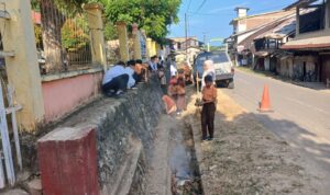 Ciptakan Lingkungan Belajar Nyaman, SDN 1 Darul Falah Aceh Timur Gelar Aksi Bersih Sekolah eacb b b ac bdcbd