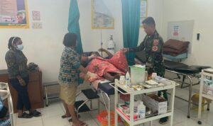 Satgas Pamtas Tamalatea Responsif Evakuasi Ibu Hamil Yang Alami Pendarahan di Perbatasan RI-PNG