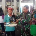 Jelang Ramadhan, Babinsa Kampung Kusamba Bagi-Bagi Sembako
