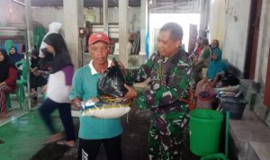 Jelang Ramadhan, Babinsa Kampung Kusamba Bagi-Bagi Sembako